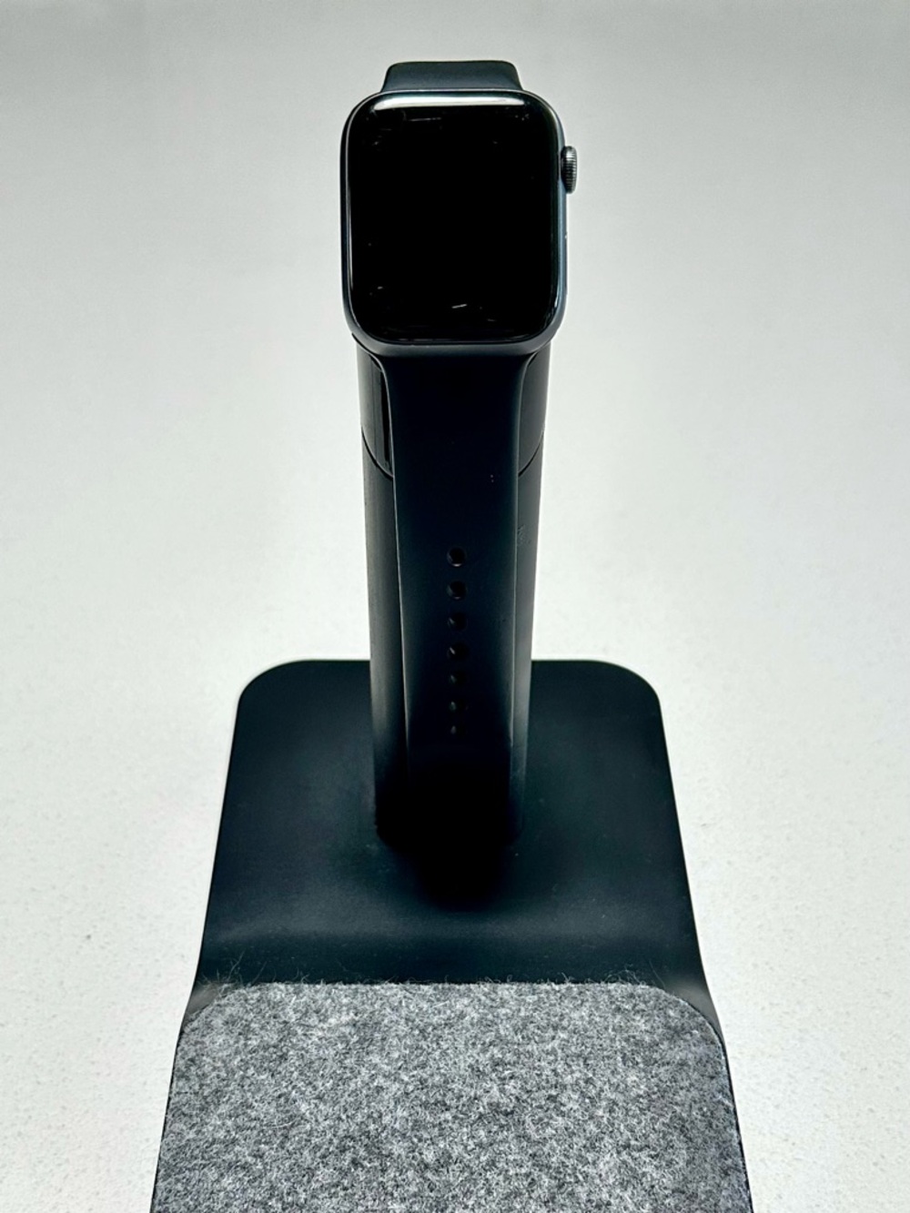 Apple Watch Series 4 Nike edition 44mm w/ Griffin charging stand